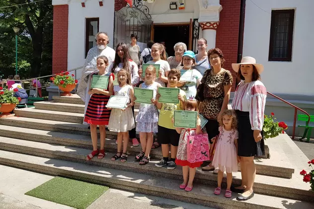 Arhitecta Elena Iliescu și copiii pe care îi învață să picteze icoane, la Biserica Bazilescu din București