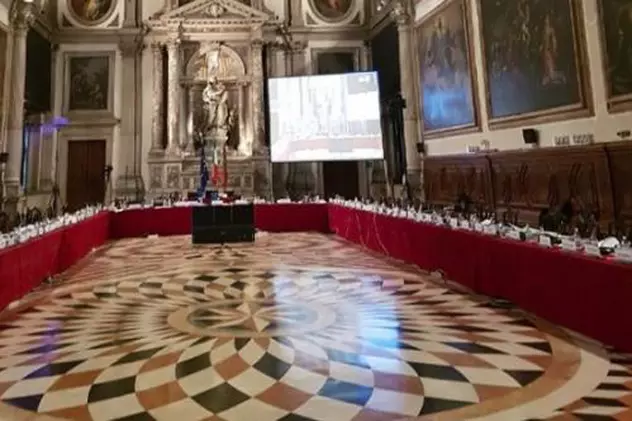 Legile justiției și modificările la codurile penale sunt discutate vineri de Comisia de la Veneția.. Criticile au început din luna iulie