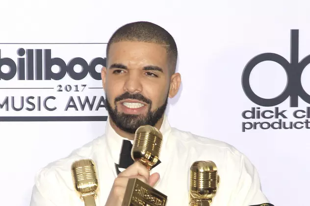 Drake, criticat după ce la un concert a pupat o minoră