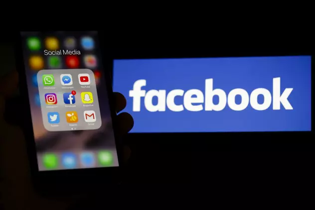 Parlamentul britanic, acuzații grave la adresa Facebook. Aplicații Facebook pe un iPhone cu logo-ul Facebook pe fundal