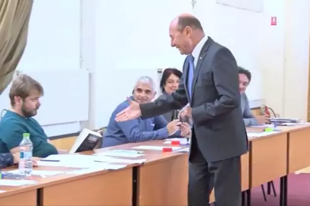 Gestul sfidător făcut de un membru din comisia de vot la adresa lui Traian Băsescu- VIDEO