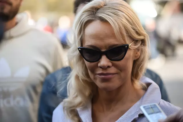 Pamela Anderson a fost închisă într-o cușcă, la Paris