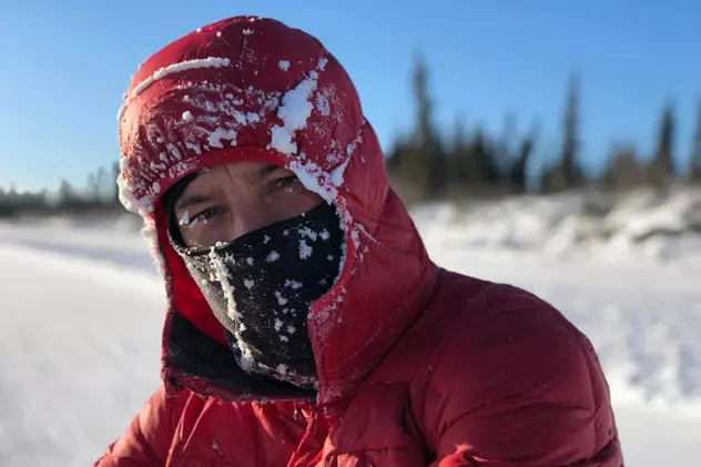 Tibi Ușeriu nu mai participă la Maratonul Arctic. Tibi Ușeriu în haine de iarnă, cu fularul înghețat