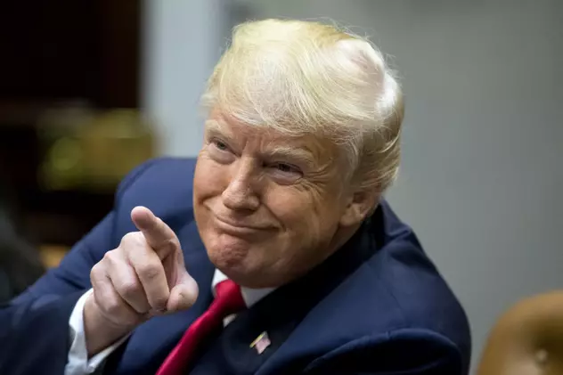 Reacția lui Donald Trump, după primele rezultatele la alegeri. Donald Trump arată ceva cu degetul arătător al mâinii sale drepte