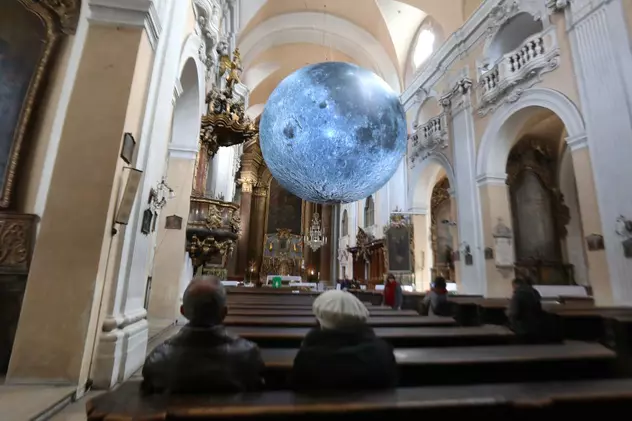 O Lună uriaşă a răsărit într-o biserică din Cluj-Napoca!
