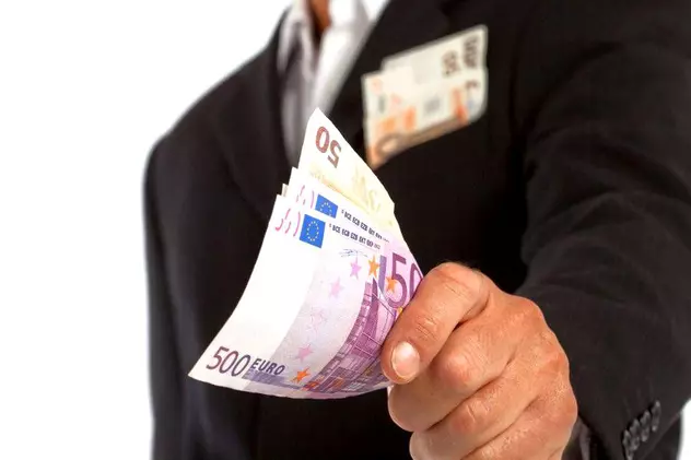 Fondurile de pensii de la Pilonul II vor să se retragă din România. Bărbat cu bani în mână