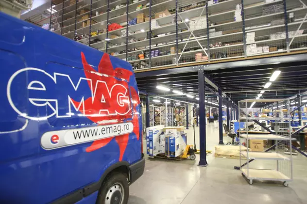 eMAG cumpără Extreme Digital. Mașină cu sigla eMAG în depozitul companiei