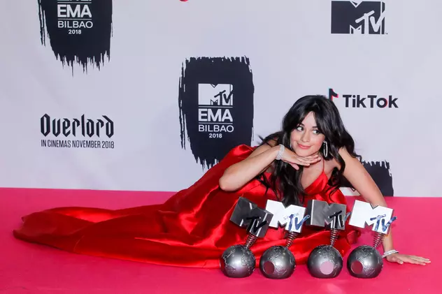 Lista câștigătorilor galei premiilor MTV EMA 2018. Camila Cabello (21 de ani), cu o rochie roșie lungă, alături de cele 4 trofee de la MTV EMA 2018