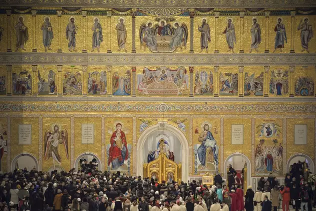 Românii sunt cei mai religioşi dintre europeni. Sfințirea altarului Catedralei Neamului