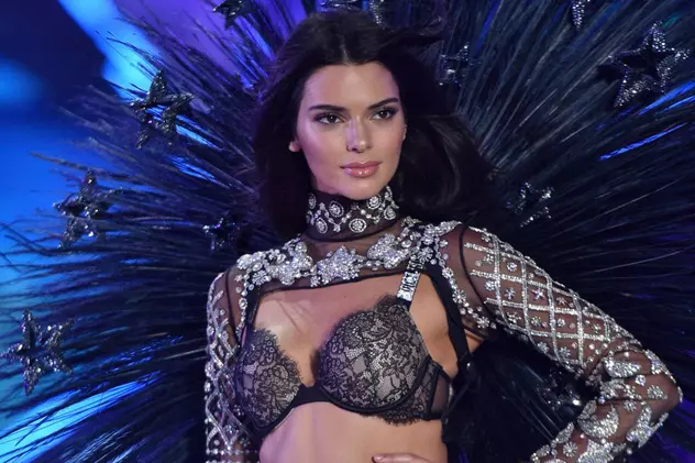 Kendall Jenner, Bella și Gigi Hadid și-au deschis aripile de "îngeri" în show-ul uimitor marca Victoria’s Secret