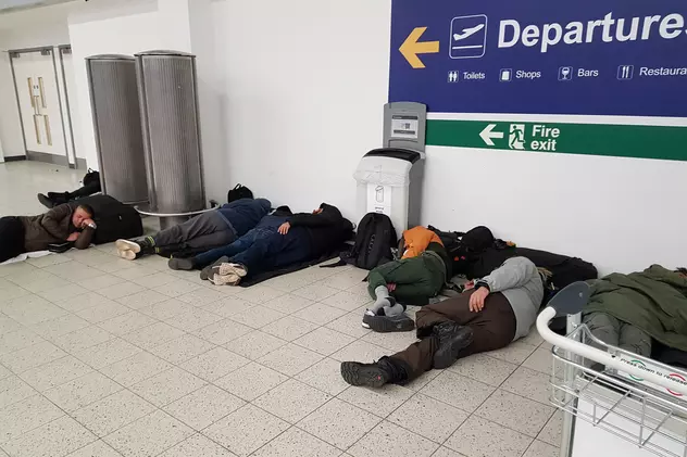 Români blocați pe Aeroportul Luton din Londra. Pasageri români dormind pe jos în Aeroportul Luton din Londra
