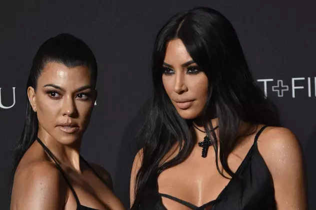 Kim și Kourtney Kardashian au făcut furori la un eveniment din Los Angeles