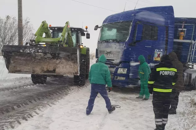 Restricţii de circulaţie pentru autovehiculele de mare tonaj, în Constanța. Camion blocat în zăpada