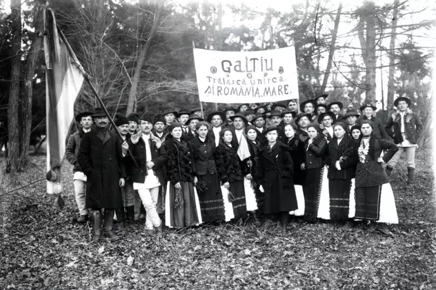Femeile din Transilvania și-au pierdut dreptul de vot ca urmare a Marii Uniri din 1918. Delegație de la Marea Unire cu români din Galțiu, județul Alba