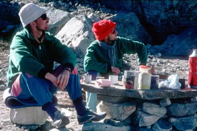 Trupurile a doi alpiniști dispăruți în Himalaya au fost descoperite după 30 de ani