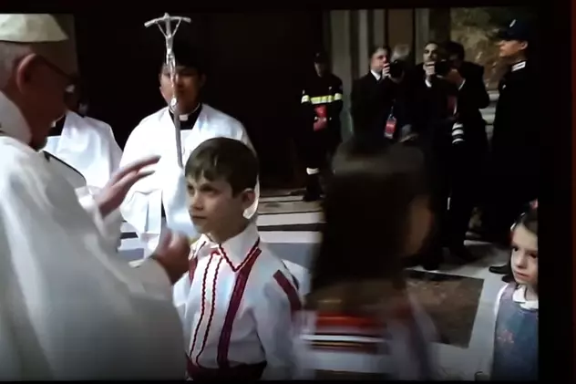 Un Copil Român A Fost Binecuvântat De Suveranul Pontif în Ajunul ...