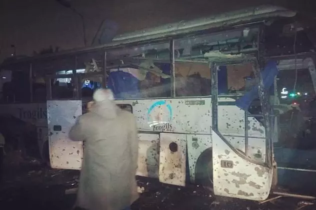 UPDATE / Explozie la bordul unui autocar turistic, lângă piramidele din Egipt. Patru oameni au murit și 12 au fost răniți