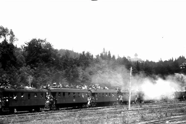 Gara Sinaia în 1924, cu pasageri care călătoresc pe tren, ca în India