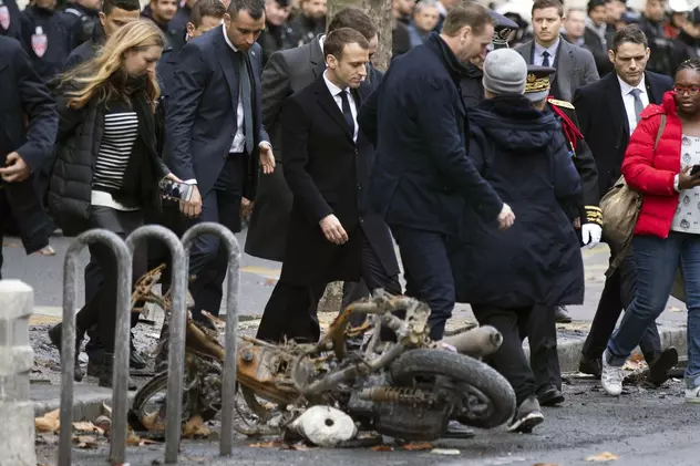Macron își amână o vizită externă din cauza protestelor din Paris