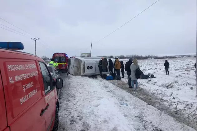 Microbuz răsturnat în Dumbrăveni, județul Suceava