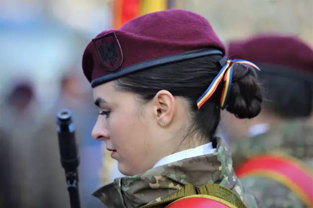Cât de frumoase sunt femeile în uniformă militară