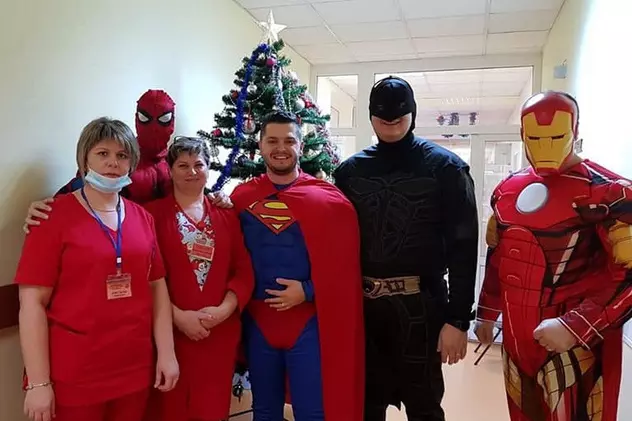 Patru polițiști deghizați în supereroi au dus cadouri de Crăciun copiilor internați la Spitalul din Oradea