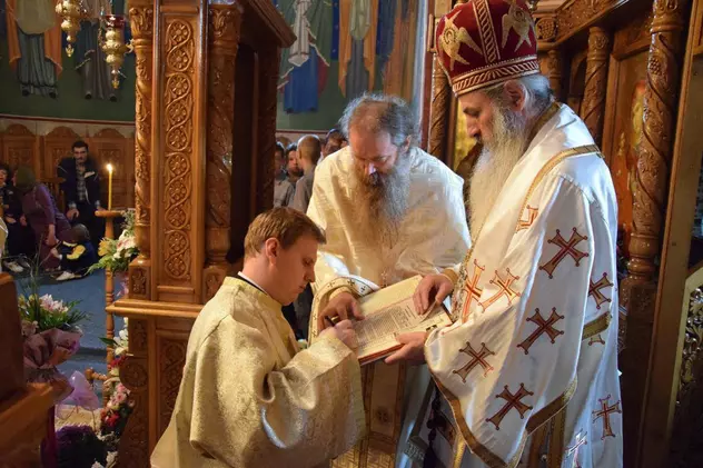 Preotul acuzat că și-a înșelat soția în casa parohială, oprit de la slujire de Mitropolia Moldovei și Bucovinei