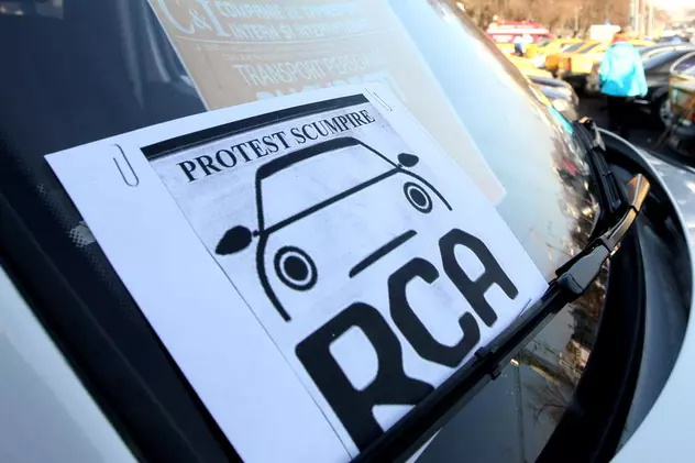 Consiliul Concurenței a amendat nouă companii de asigurări cu 246 de milioane de lei pentru scumpirea RCA. Mașină cu foaie în geam pe care scrie Protest RCA