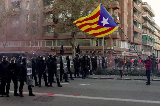 FOTO| Proteste de amploare în Barcelona. Zeci de răniți în timp ce premierul Spaniei se întâlnea cu liderul Cataloniei