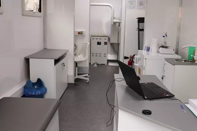În interiorul celui mai modern laborator mobil din România: Caravana de 430.000 de euro care vrea să eradicheze tuberculoza