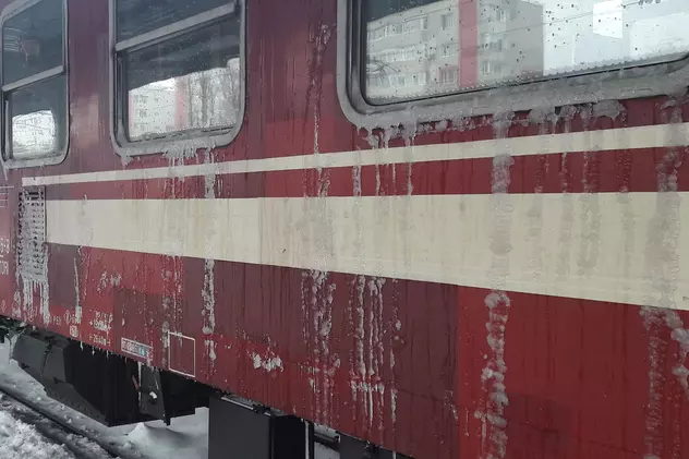 UPDATE/ Sute de oameni, blocați de ore bune în trenuri, în vestul țării! Un tren a fost pus în mișcare după 9 ore! Șase garnituri care vin spre București sunt afectate de vremea rea
