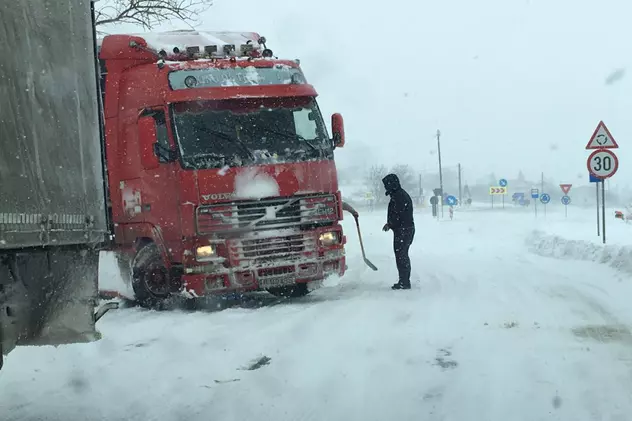 FOTO/ Traficul rutier spre Vama Albița, închis din cauza viscolului puternic. Vizibilitatea este sub 50 de metri