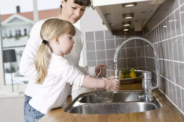 Ministerul Sănătății recomandă bucureștenilor să nu folosească apa de la robinet pentru băut, prepararea hranei sau igienă, pentru că are foarte mult clor