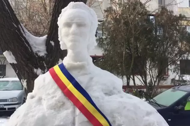 Bustul lui Mihai Eminescu, sculptat în zăpadă de un pensionar din Galați