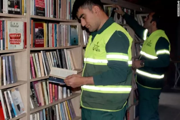 Gunoierii din Ankara au făcut o bibliotecă din cărțile aruncate de alții. Câte mii de volume au strâns foto: www.edition.cnn.com