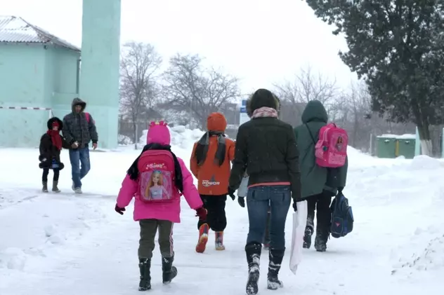 Școli închise din cauza ninsorii și viscolului în Maramureș