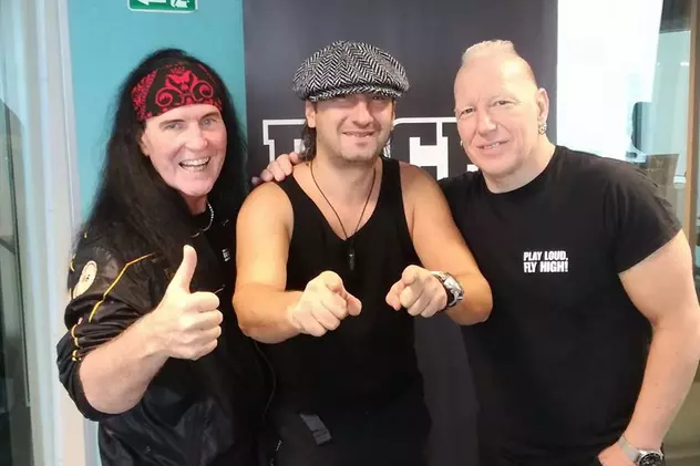Dave Evans (stânga), primul solist al trupei AC/DC, Daniel Ignat, Mike Terrana, din trupa The ROCK