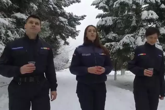 Omagiul Jandarmeriei pentru Mihai Eminescu. Trei jandarmi, doi bărbați și o femeie care cântă "Eminescu"