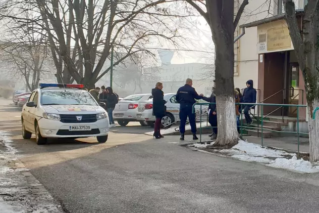 O profesoară a fost înjunghiată de un fost elev la un liceu din Ploiești. Atacul a avut loc în fața cancelariei