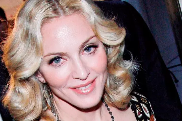 Madonna și-a schimbat radical look-ul. Nu o mai recunoști!