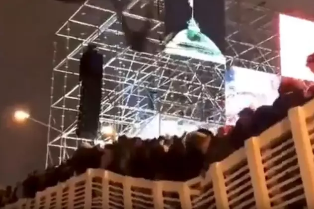 Pasarelă de lemn, prăbușită cu spectatorii de la petrecerea de Revelion. S-a întâmplat la Moscova | VIDEO