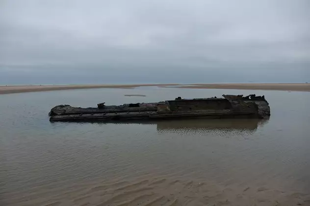 Rămășițele epavei UC-61 apar gradat pe plaja Wissant,