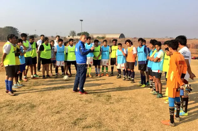 Christoph Daum promovează fotbalul în India, echipat în treningul naționalei României