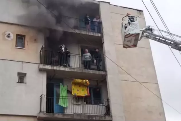 Explozie urmată de incendiu într-un cămin de nefamiliști din Iași. 20 de oameni au fost evacuați de urgență FOTO&VIDEO