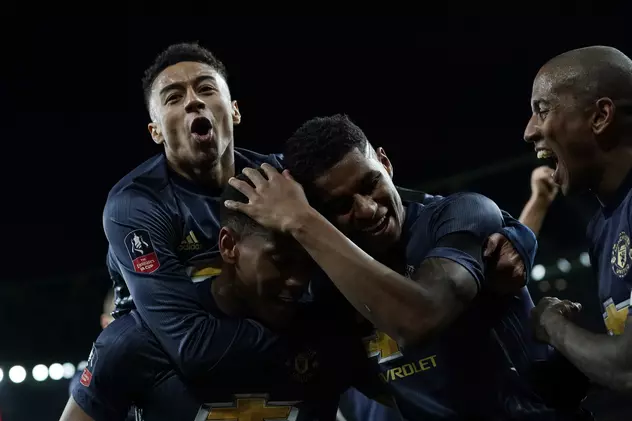 Fotbaliștii lui Manchester United, bucurându-se după un gol marcat.