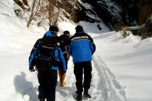 Trei turiști, salvați din Bucegi de către jandarmii montani, după ce și-au lăsat mașina la Piatra Arsă și au găsit-o înzăpezită