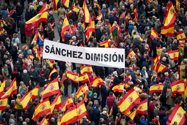 Peste 45.000 de oameni în stradă la Madrid. Îl acuză pe premier de "trădare" după ce a dialogat cu separatiștii Catalani