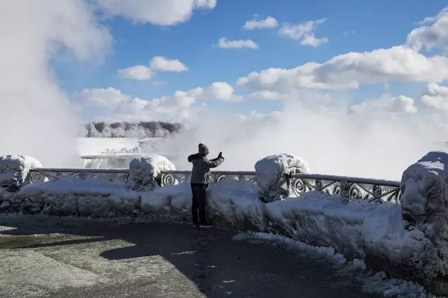 Imagini fabuloase cu Niagara înghețată. Turiștii își fac selfie printre ghețuri