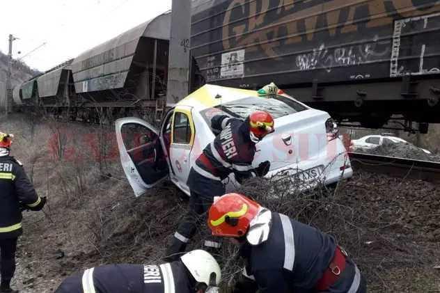 Un taxi a fost lovit de tren la Orşova. Unul dintre pasageri a murit