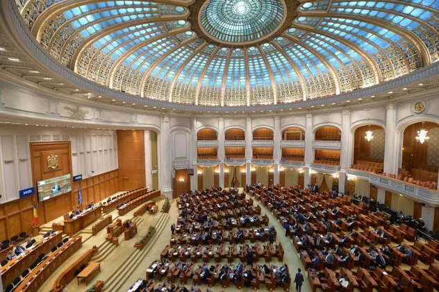 Bugetul României pentru 2022 a fost adoptat în Parlament. USR va ataca legea la CCR